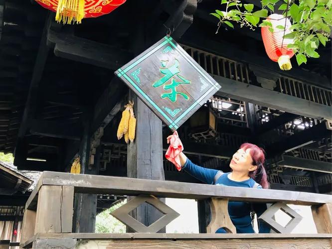 金秋千湖，茶香染层林